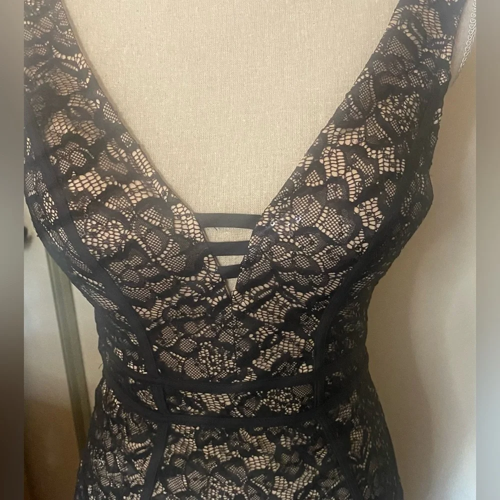 Black and Cream Lace Dress NWT by Entry. Size M, stretch - Picture 6 of 6